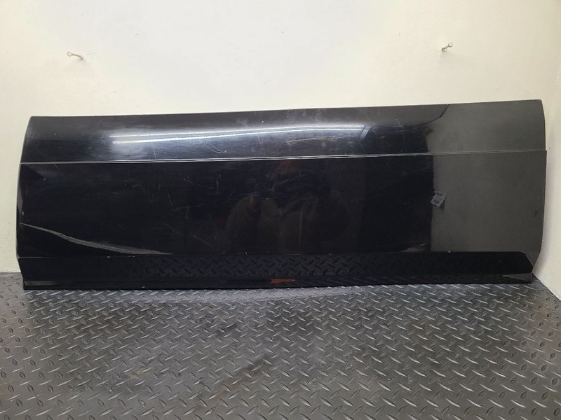 02-06 Cadillac Escalade Front Right Passenger Door Molding Black OEM 88935291