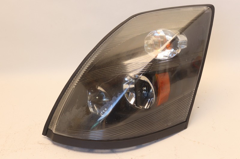 2004-2018 VOLVO VNL 670 FRONT LEFT DRIVER SIDE HEADLIGHT HEDALAMP OEM