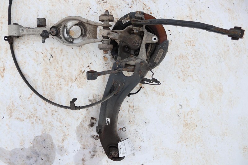 2014-2016 KIA CADENZA REAR LEFT SPINDLE KNUCKLE WHEEL HUB W/ CONTROL ARM OEM