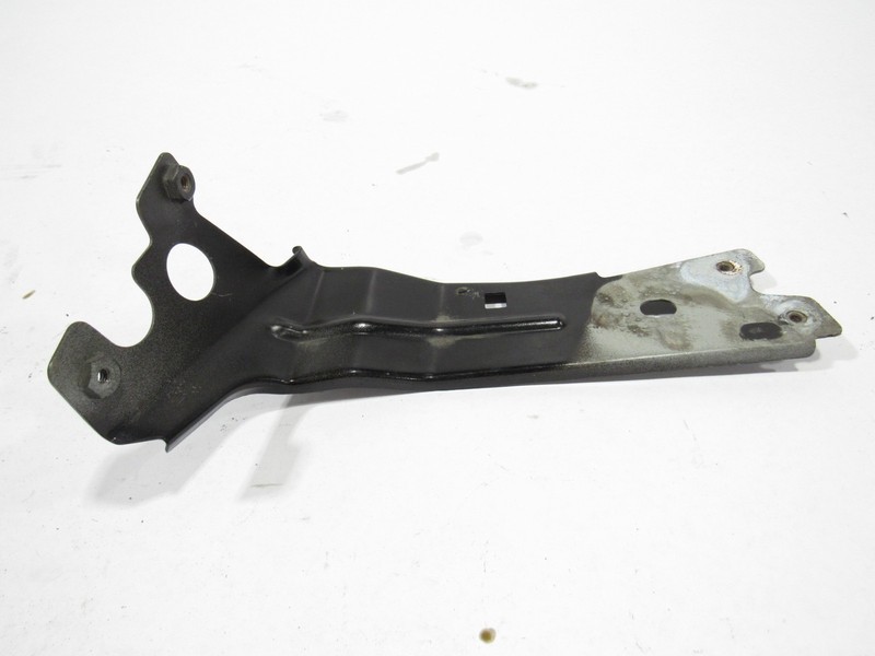 14-19 Maserati Quattroporte 2016 Front Right Fender Support Mount Bracket ;:A