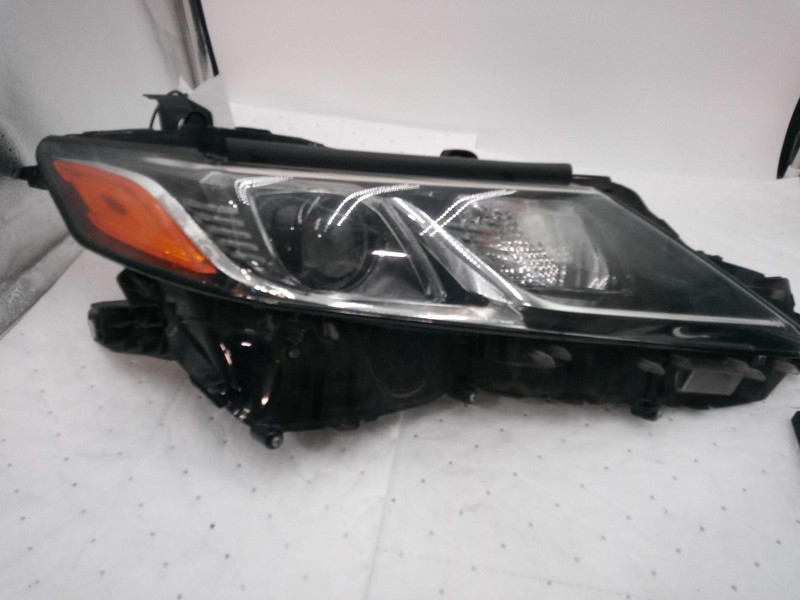 2018 Toyota Camry Right Headlight Assembly Used OEM 730599 110K Miles