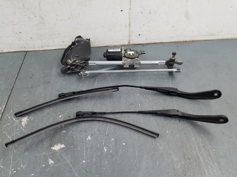 2017 BMW M4 F82 Windshield Wiper Motor / Arms #9136 A6