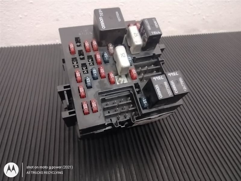 99-02 GMC Sierra Left Driver Interior Dash Fuse Relay Box OEM 15770992