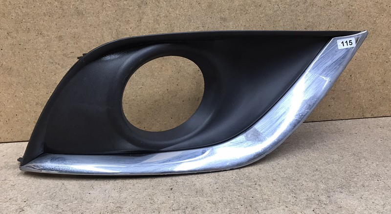2015-2016 NISSAN VERSA RIGHT FOG LIGHT AND BEZEL OEM