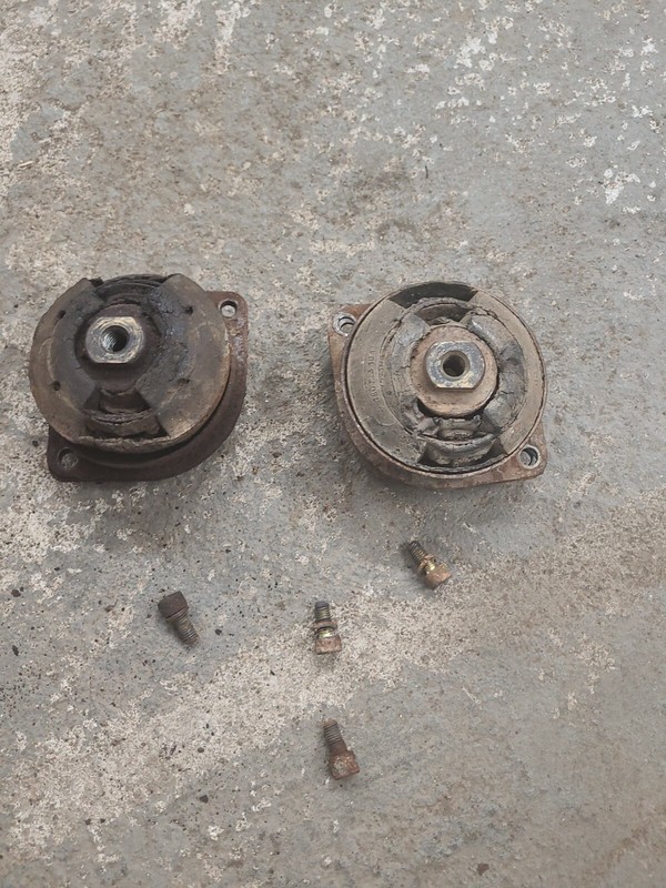 Mercedes-benz Front SubframeCross Member engine mount rubber 250S W108 W109