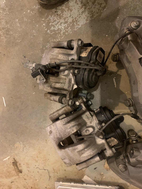 17-19 AUDI Q7 BREMBO REAR BRAKE CALIPERS LH RH - LIKE NEW W/ ELECTRONIC PARKING