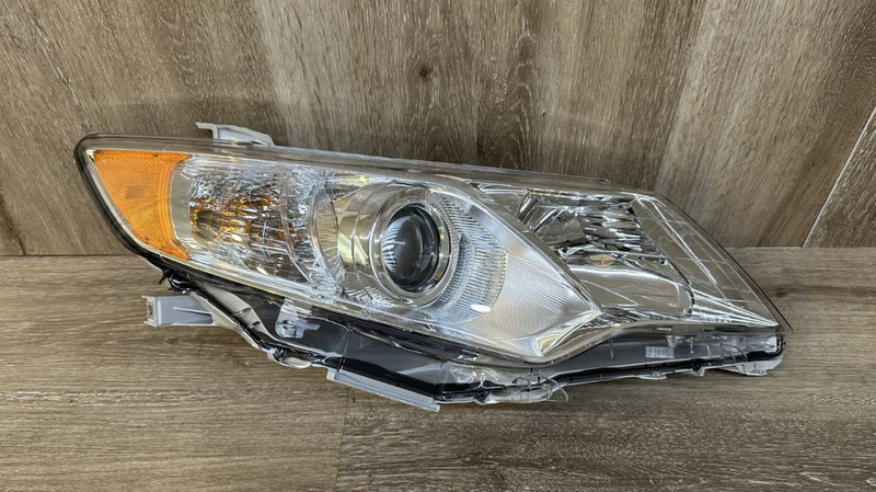 2010-11 TOYOTA CAMRY RH HEADLIGHT ASSY OEM PART