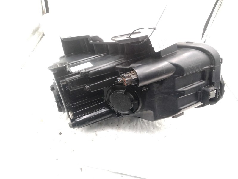 Used Left Headlight Assembly fits: 2019 Hyundai Kona halogen headlamps 2 bulb Le