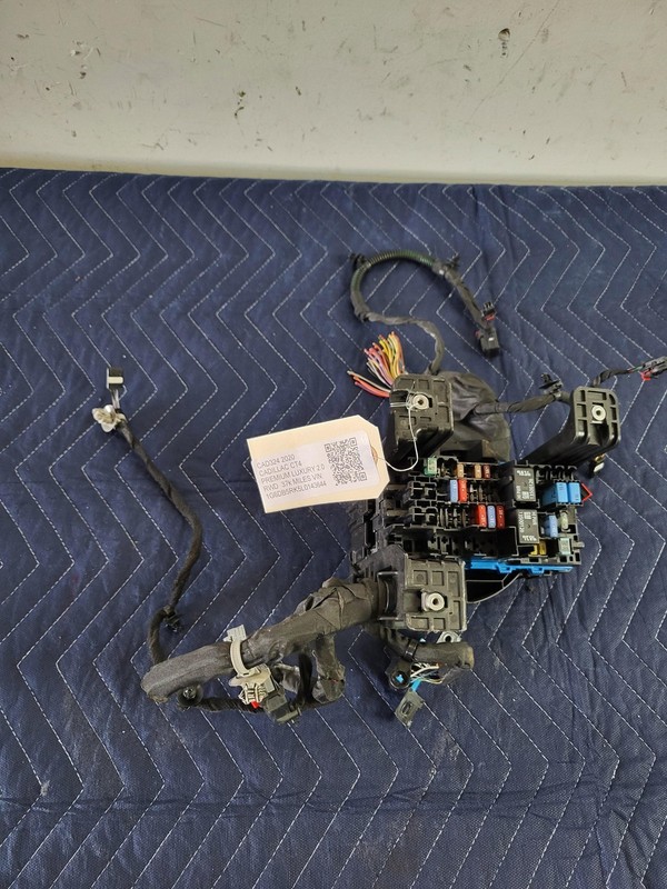 Used Oem Cadillac Engine Fuse Relay Junction Box & Harness 2.0L RWD 2020 CT4