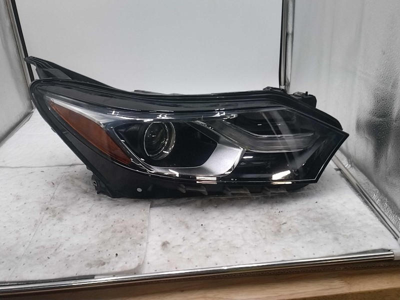 Used Right Headlight Assembly fits: 2018 Chevrolet Equinox HID opt T4F Right Gra