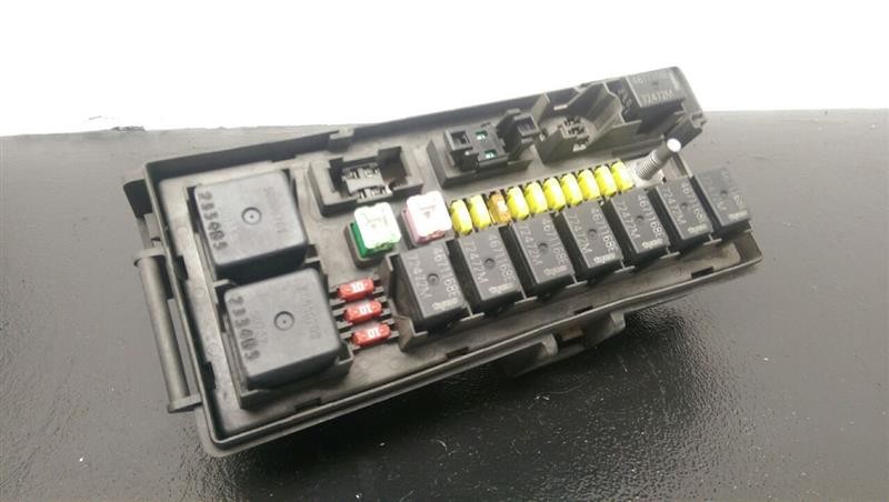 04-06 Dodge Durango 4.7L & 5.7L Engine Fuse Box OEM 4692013AB