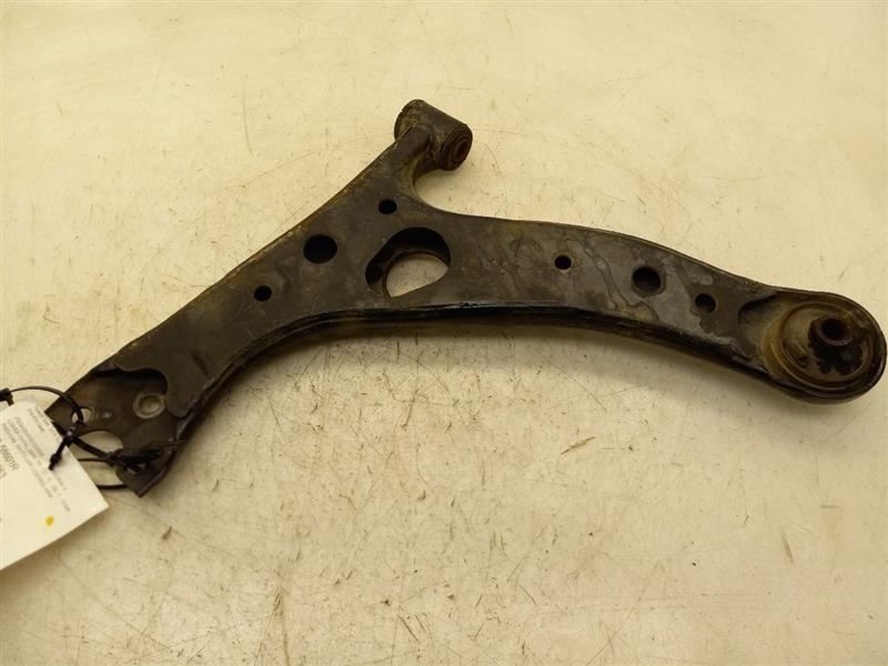 01-05 TOYOTA RAV4 2.0L FWD AT PASSENGER SIDE FRONT LOWER CONTROL ARM ASSEMBLY