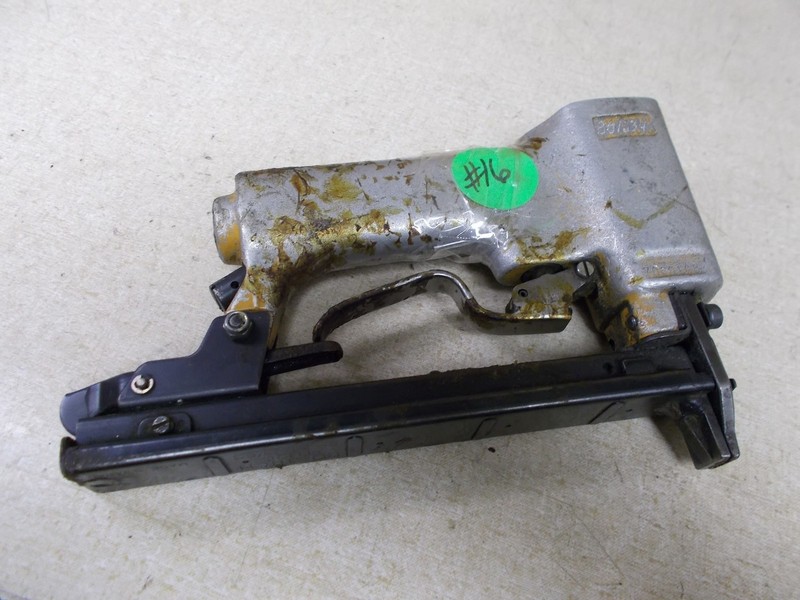 Bostitch 7060168 Industrial Air Pnematic Stapler Staple Gun FOR PARTS OR REPAIR