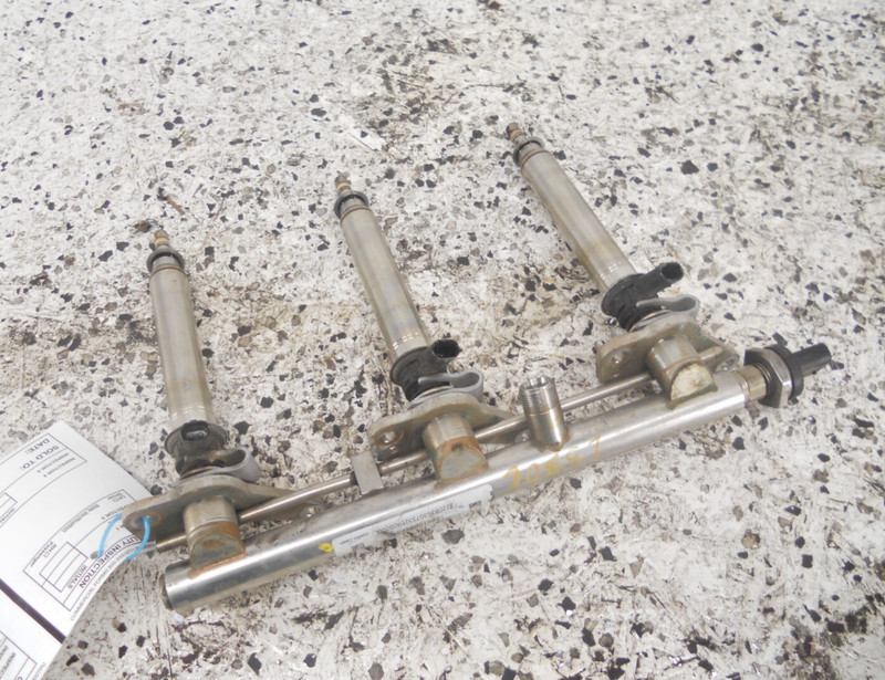 2016 16 Mercedes-Benz E350 Fuel Injection Rail W/ Injectors Driver Left OEM