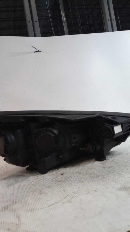 2017 Hyundai Santa Fe Left Headlight Assembly Silver 627543 116K Miles