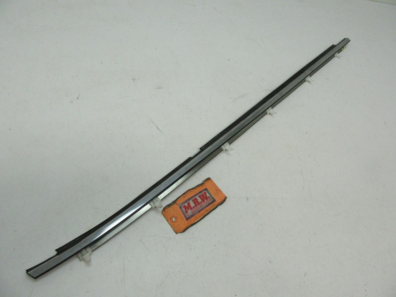 RIGHT REAR DOOR TOP OUTSIDE OUTER PANEL MOLDING RUBBER SEAL WINDOW GLASS CHROME