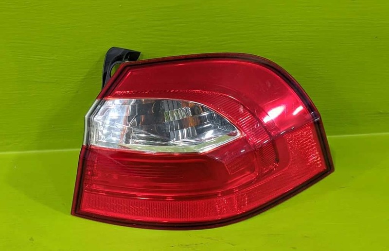 12 13 14 15 16 17 RIO HTBK PASSENGER RIGHT QUARTER TAILLIGHT LAMP OEM 3835-32