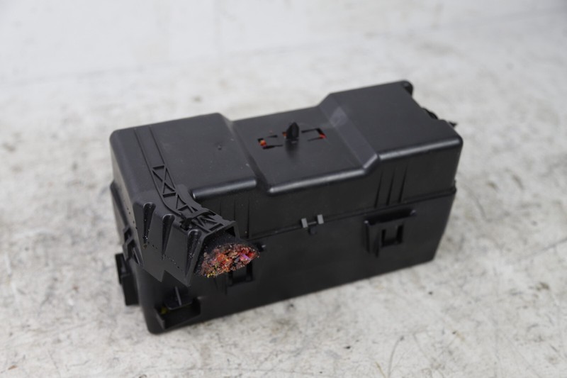 2014-2020 Maserati Ghibli SQ4 M157 Rear Relay Fuse Box Cut 670102155 OEM
