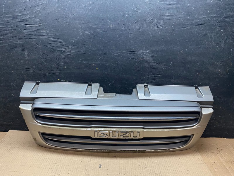 1998 1999 Isuzu Trooper Front Upper Grill Grille OEM U7584 DG