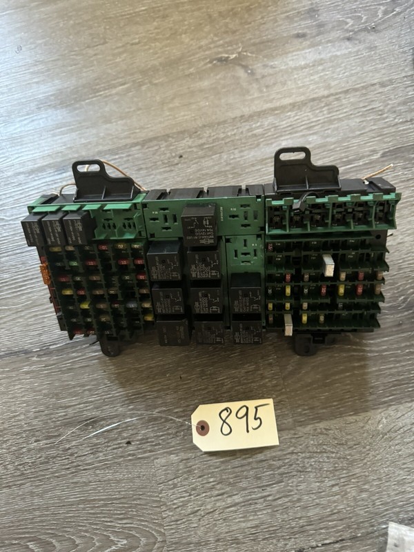 VOLVO FUSE BLOCK - P/N: R60994-001