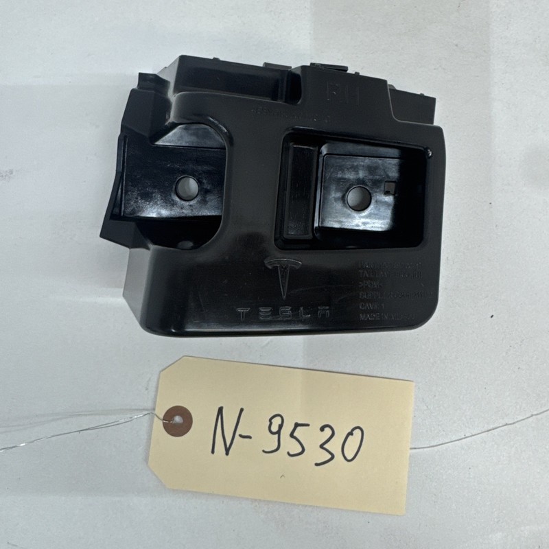 2026 Tesla Model Y Rear Right Tail Lamp Bracket 1932681-00-C N-9530 J2