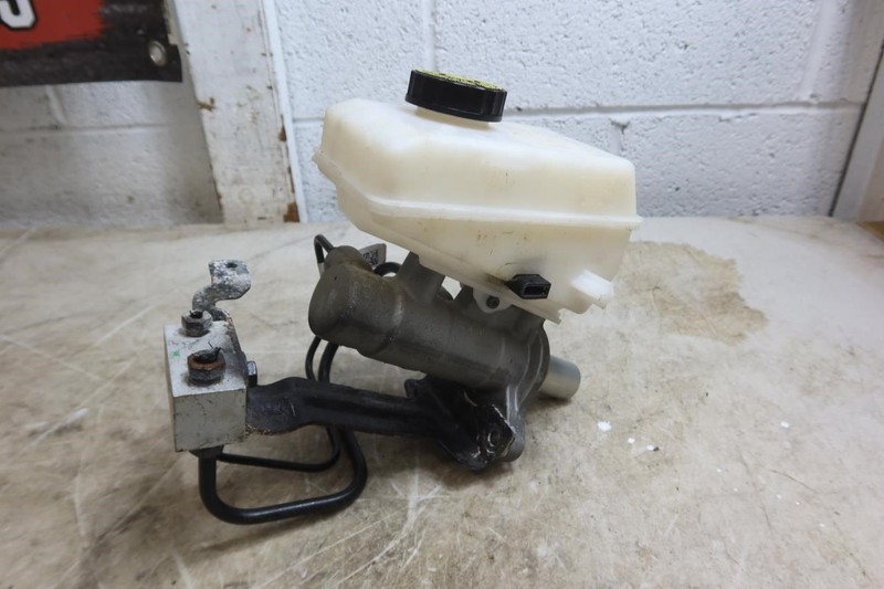 2021-2025 Ford Bronco 2.3L OEM Brake Master Cylinder w/ Reservoir MB3Z 2140 B