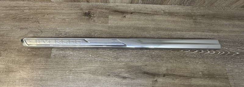 2022 SILVERADO DRIVER DOOR MOULDING TRIM OEM PART # 84804413