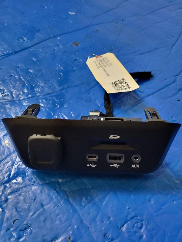 Used Oem Chevrolet Center Console AUX Audio & USB Module13529863 Trail Blazer 23