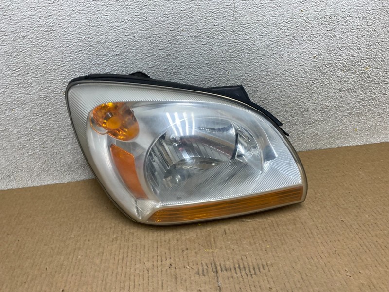 2005 to 2006 Kia Sportage Right Passenger RH Halogen Headlight OEM W3830 DW
