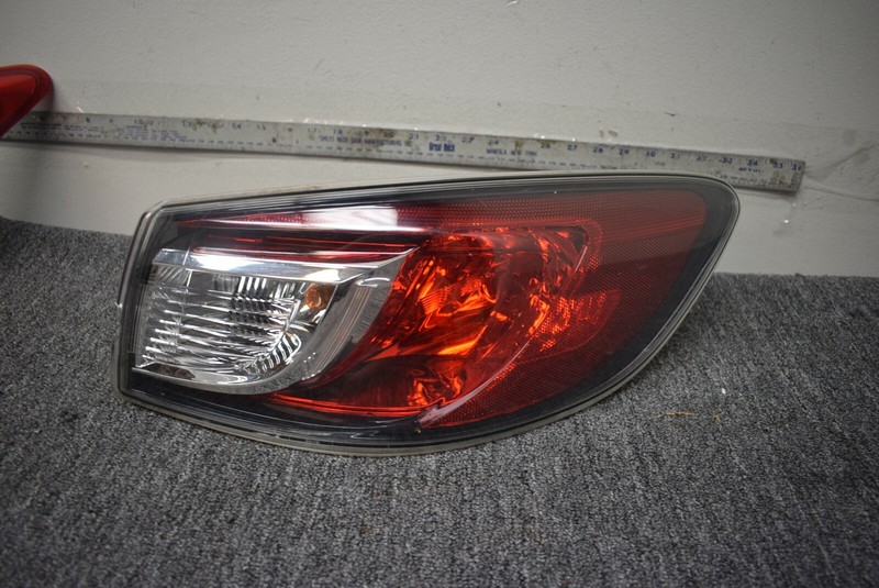 2010-2012 MAZDA 3 RIGHT SIDE TAIL LIGHT FACTORY OEM