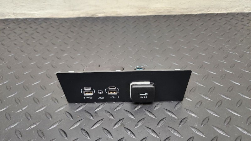 21-24 Jeep Grand Cherokee USB AUX Port Media Hub Assembly OEM 68377882AD