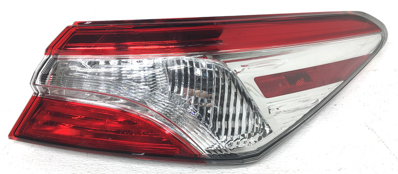 OEM Toyota Camry Right Passenger Side Halogen Tail Lamp Small Lens Chip