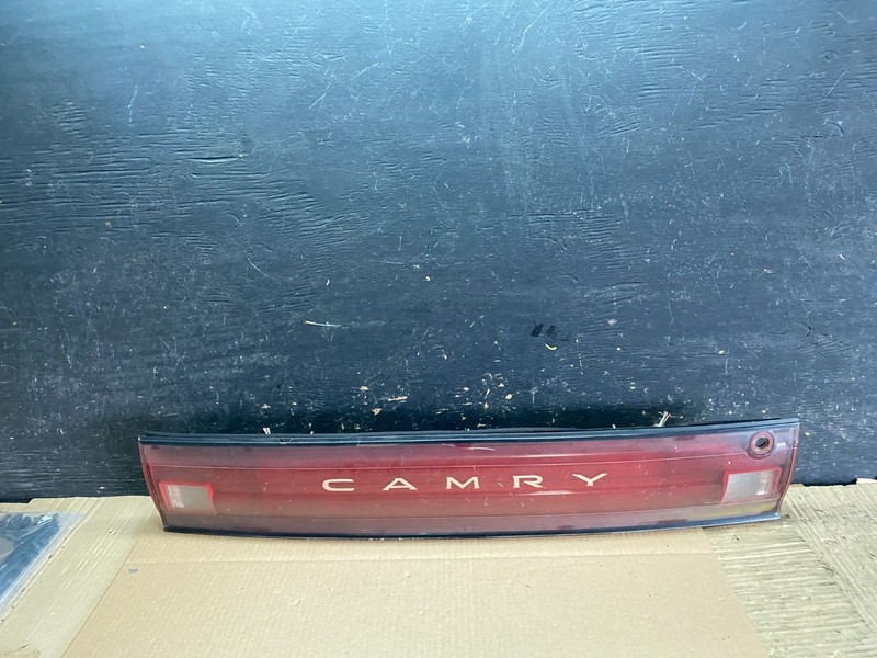 1992 1993 1994 Toyota Camry Center Trunk Rear Tail Light OEM W5668 DG