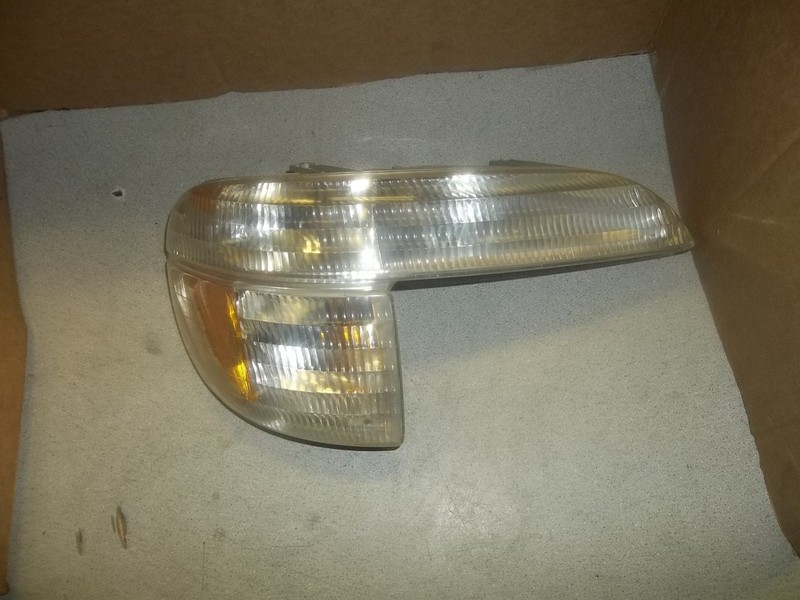 1997 Ford Explorer Eddie Bauer Headlight Assembly FD1555 FD2085 RH Right