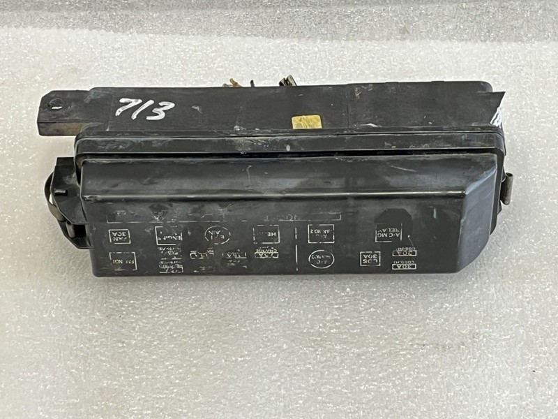 1990 1991 LEXUS ES250 ENGINE FUSE RELAY BOX PANEL