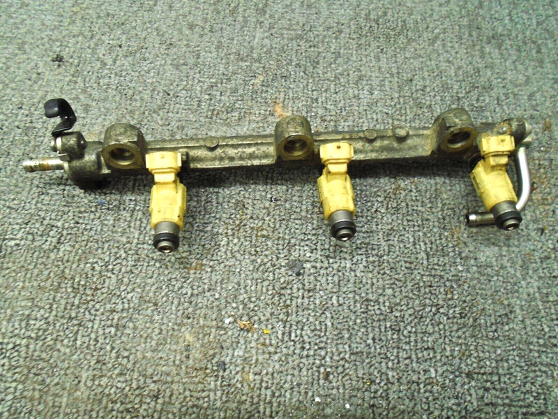 MERCURY YAMAHA FUEL RAIL w/ 3 INJECTORS 888225T1 888212 2003-2006 225HP MOTOR