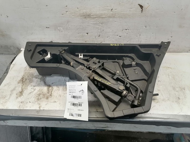2015 VENZA Jack and Tools 1512604