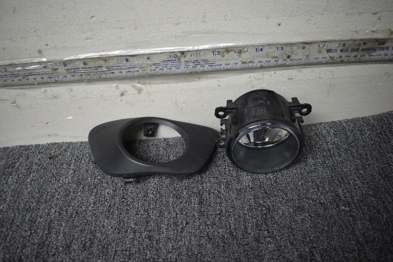 2007-2010 VOLKSWAGEN TOUAREG TDI FOG LIGHT RIGHT SIDE FACTORY OEM