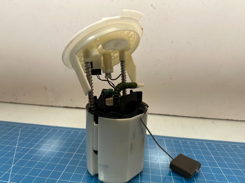 08-12 Mercedes C300 W204 FUEL GAS PUMP & LEVEL GAUGE SENSOR ASSEMBLY OEM