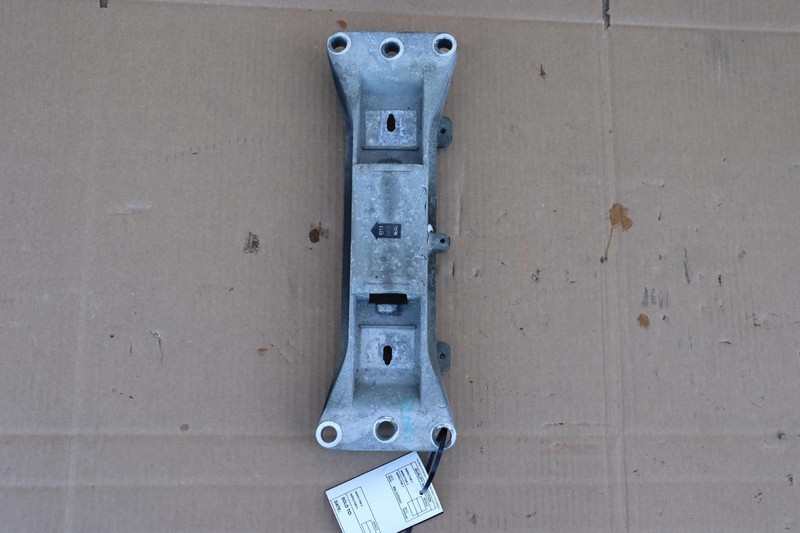 2017-2020 GENESIS G80 RWD 3.8L TRANSMISSION CROSSMEMBER MOUNT BRACKET OEM