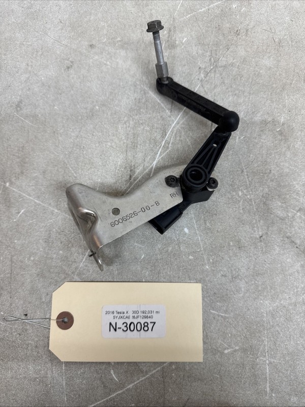 12-20 Tesla S X Rear Passenger Side Air Suspension Height Sensor RH 30087 B61