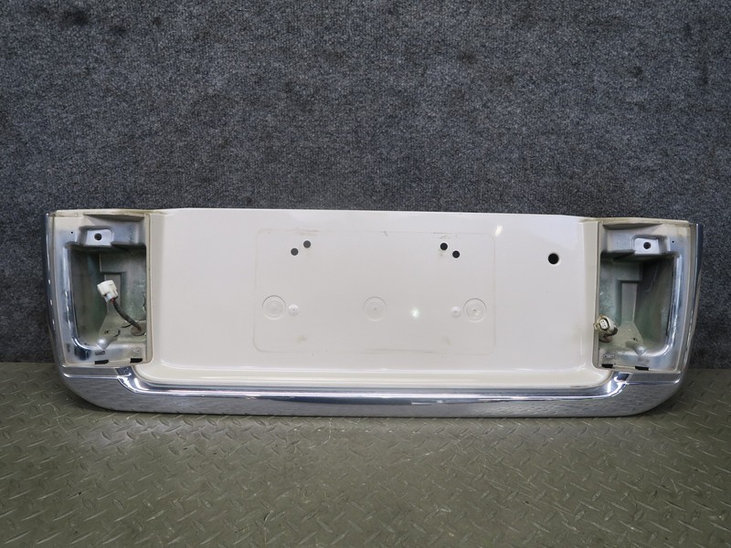 2003-2007 LEXUS UZJ100L LX470 REAR TRUNK LID LICENSE PLATE MOLDING PANEL