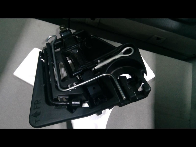 PRIUS 2011 Jack and Tools 1678959
