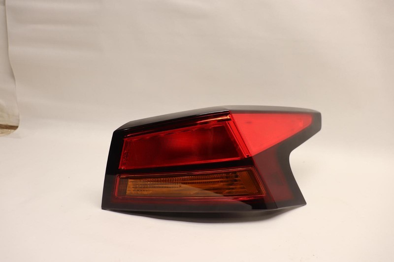 2019-2022 NISSAN ALTIMA RIGHT PASSENGER QUARTER PANEL TAIL LIGHT LAMP OEM