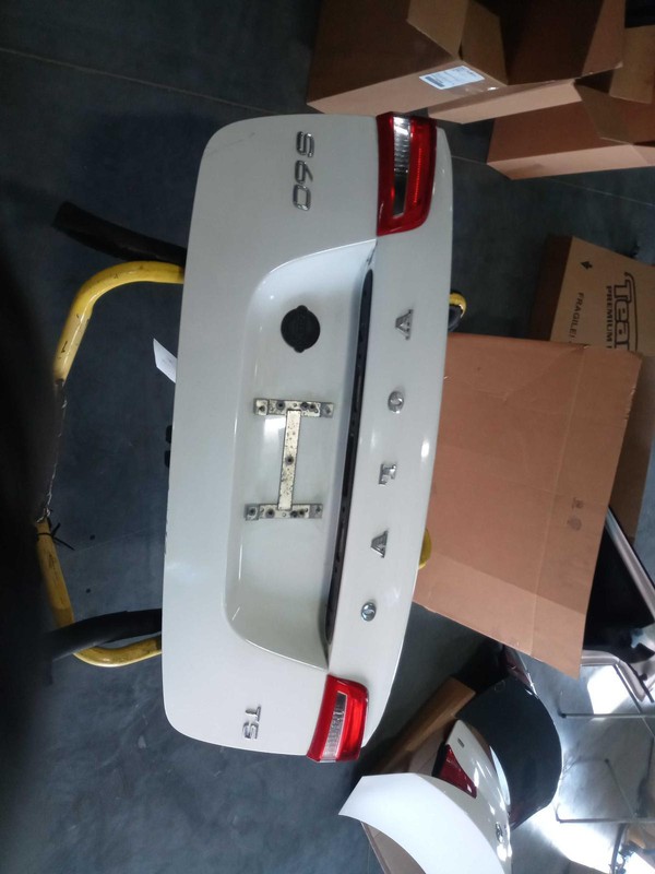 2015 Volvo S60 OEM White Deck Lid Trunk Lid Used 313955825 98K Miles