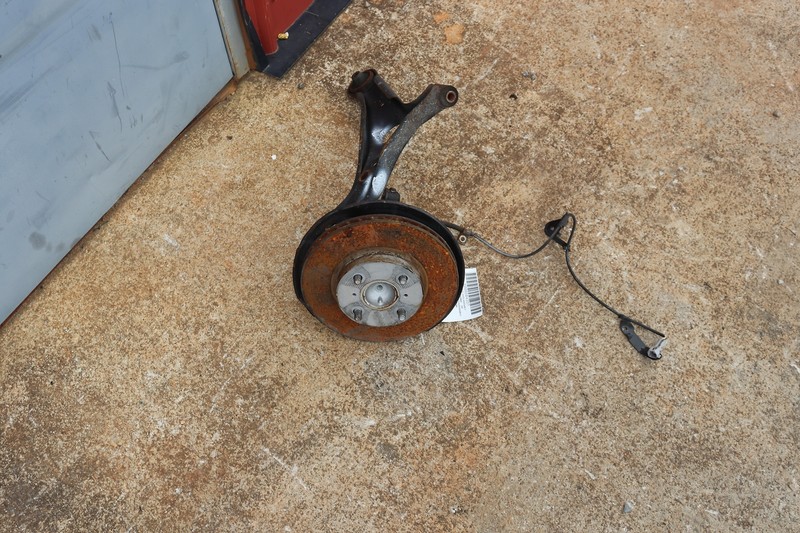 2000-2005 TOYOTA MR2 FRONT LEFT KNEE ASSY STRUT HUB CONTROL ARM ASSEMBLY OEM