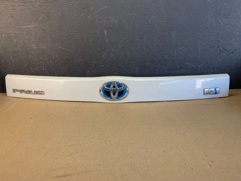 2010 - 2015 Toyota Prius Trunk Rear Tailgate Molding Panel 76801-47070 AD0130 DG
