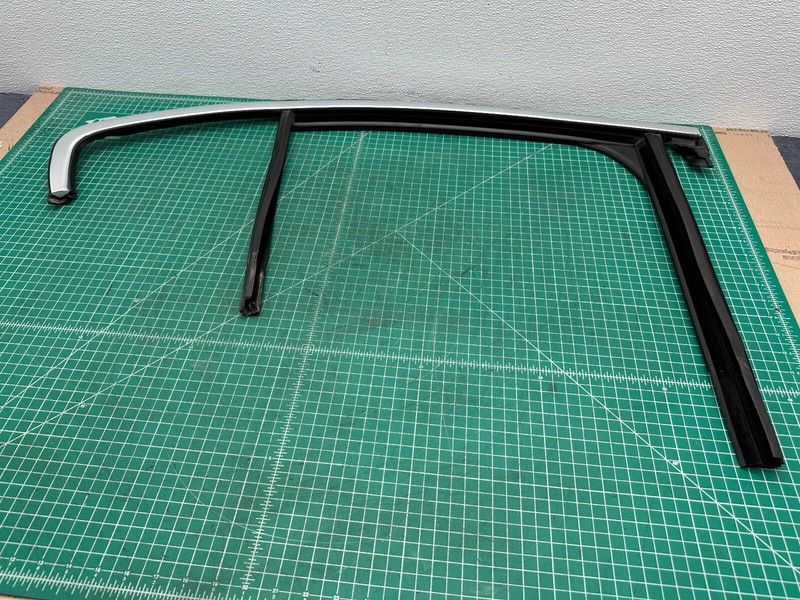 17-20 Alfa Romeo Giulia REAR RIGHT SIDE DOOR WINDOW WEATHERSTRIP SEAL OEM