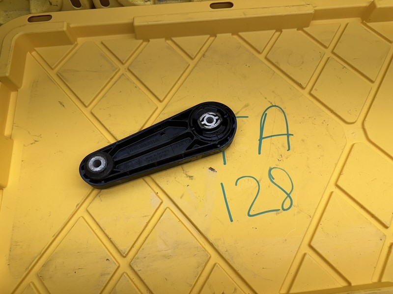 2011-2018 PORSCHE CAYENNE 958 ENGINE MOTOR UPPER MOUNT BRACKET 7PP199331A
