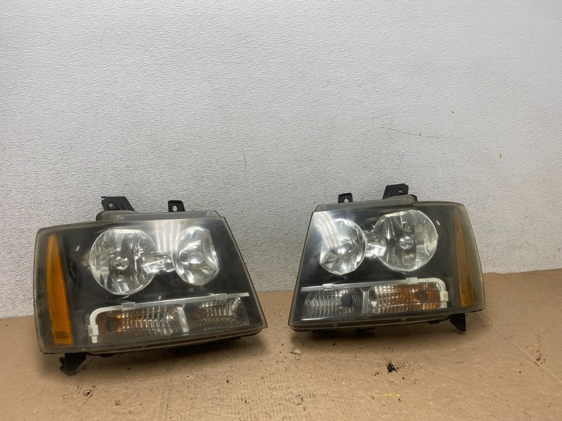2007 to 2013 Chevrolet Suburban Tahoe Left+Right Set Headlights Q3617 DW